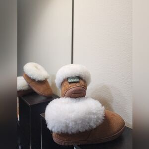 Cloud Nine Sheepskin Child Shoes. Size 10/11. New.